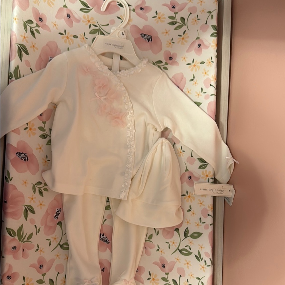 Baby Girl Cream Outfit with Floral Details - Picture 1 of 3